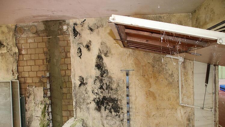 Derzeit wird die Schmeilsdorfer Schule entkernt. Bald rollen die Abrissbagger an. Foto: Jürgen Gärtner