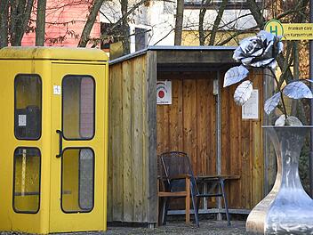 Solche "gelbe Telefonzellen" sind heute Mangelware und mittlerweile sogar ein Exponat für das Fränkische Freilandmuseum Fladungen. In Bad Königshofen nutzt die Senioreneinrichtung "Frankencare" solch eine Telefonzelle für ihre Demenzkranken und hat diese, wie es üblich war, neben ein Wartehäuschen gesetzt. Hanns Friedrich