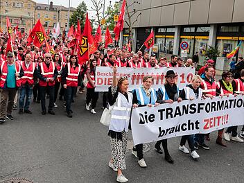 Mit Transparenten und Stimme verschafften die Gewerkschafter ihrer Meinung Raum.  Foto: Matthias Hoch