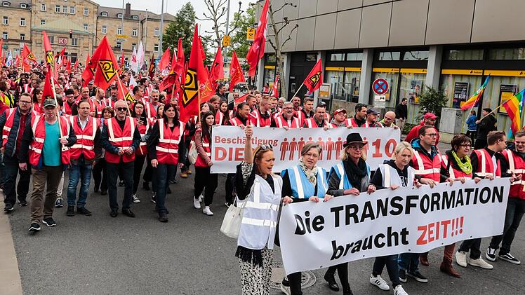 Mit Transparenten und Stimme verschafften die Gewerkschafter ihrer Meinung Raum.  Foto: Matthias Hoch