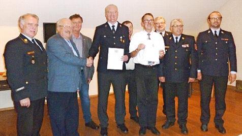 Kreisbrandrat Joachim Ranzenberger, stellv. Landrat Bernd Steger, B&uuml;rgermeister Hans-Peter Laschka, 1. Vorsitzender Wolfgang Mauer, 2. Vorsitzender Mathias Reichelt, Ralf Wachsmann, Kreisbrandmeister Matthias Weber, Kreisbrandinspektor Matthias Schuhb&auml;ck und Kommandant Michael Renner Foto: Feuerwehr