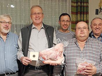 Der neue Saukönig Josef Rebhan (Zweiter von links) mit (von links) Vorsitzendem Josef Porzelt, Zweitem Ritter Joachim Hofmann, Herbstmeister Stefan Welscher und Erstem Ritter Georg Bayer  Foto: K.- H. Hofmann