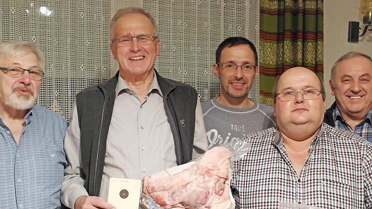 Der neue Saukönig Josef Rebhan (Zweiter von links) mit (von links) Vorsitzendem Josef Porzelt, Zweitem Ritter Joachim Hofmann, Herbstmeister Stefan Welscher und Erstem Ritter Georg Bayer  Foto: K.- H. Hofmann