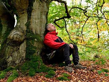 Otmar Diez gibt Anleitungen zum Waldbaden. Foto: Jürgen Pfeiffer