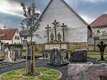 Der Friedhof des Stadtteils Wermerichshausen ist zum Schmuckstück geworden.  Unter dem Baum sind  Urnenbeisetzungen möglich. Foto: Dieter Britz