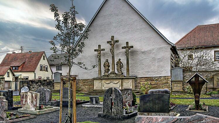 Der Friedhof des Stadtteils Wermerichshausen ist zum Schmuckstück geworden.  Unter dem Baum sind  Urnenbeisetzungen möglich. Foto: Dieter Britz