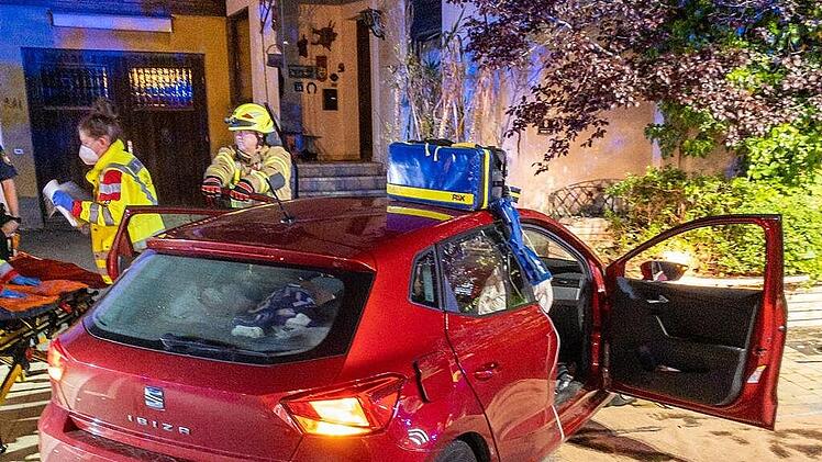 Sonnefeld: Auto in Gartenmauer löst Feuerwehreinsatz aus - Rettungsdienst muss Insassen befreien