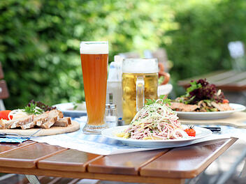 Gedeckter Tisch im Biergarten