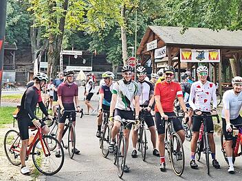 Der Start- und Zielbogen ist der passende Rahmen für zahlreiche Gruppenfotos.