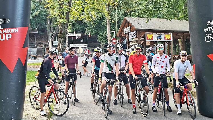 Der Start- und Zielbogen ist der passende Rahmen für zahlreiche Gruppenfotos.