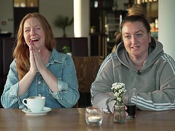 Mit trockenen Statements unterh&auml;lt Sassi (rechts) die ganze Runde - besonders Anna am&uuml;siert sich bestens.