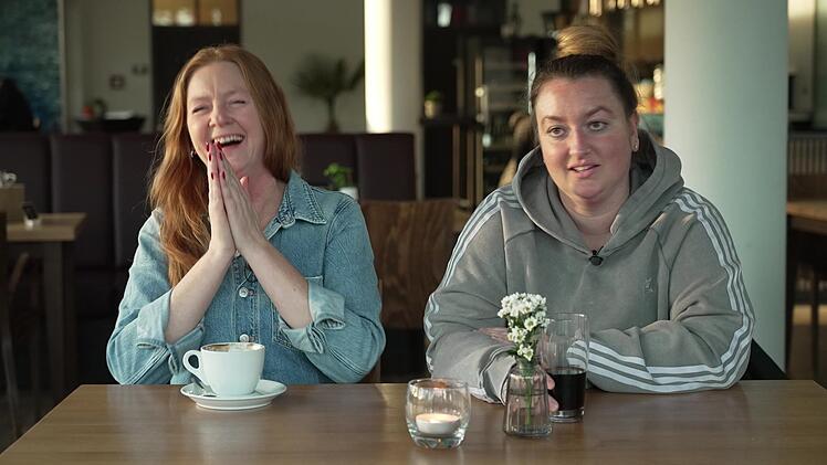 Mit trockenen Statements unterh&auml;lt Sassi (rechts) die ganze Runde - besonders Anna am&uuml;siert sich bestens.