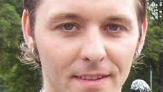 Fahrlehrer Holger Kaul rät: Bei Blitzeis Fuß vom Gaspedal und doppelter Abstand.Foto: Christian Schuberth