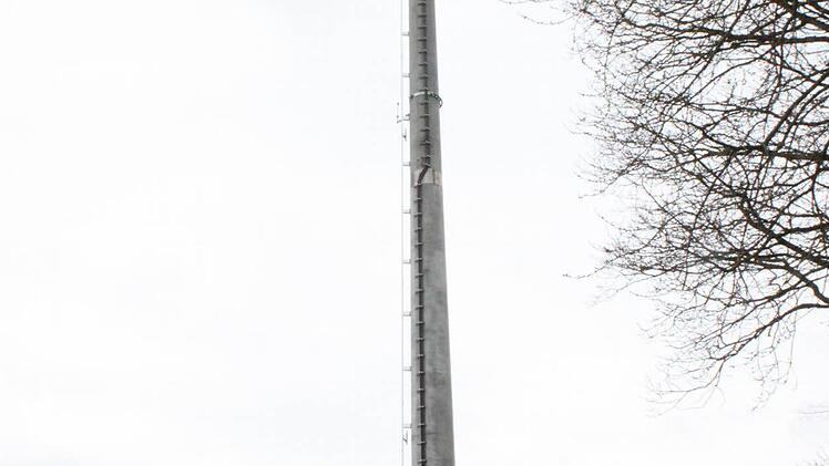 Der Digitalfunkmast am Ortsausgang von Trossenfurt steht völlig umsonst in der Prärie.