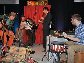 Die humorvollen und musikalisch wie technisch faszinierenden Musiker der Band "Gankino Circus", Ralf Wieland, Maximilian Eder, Simon Schorndanner und Johannes Sens (von links), stellen am Donnerstag, 23. Oktober, beim Kulturamt Haßfurt im Gewölbekeller der Stadthalle Haßfurt ihr neues Album "Franconian Boogaloo" vor.  Foto: Ulrike Langer
