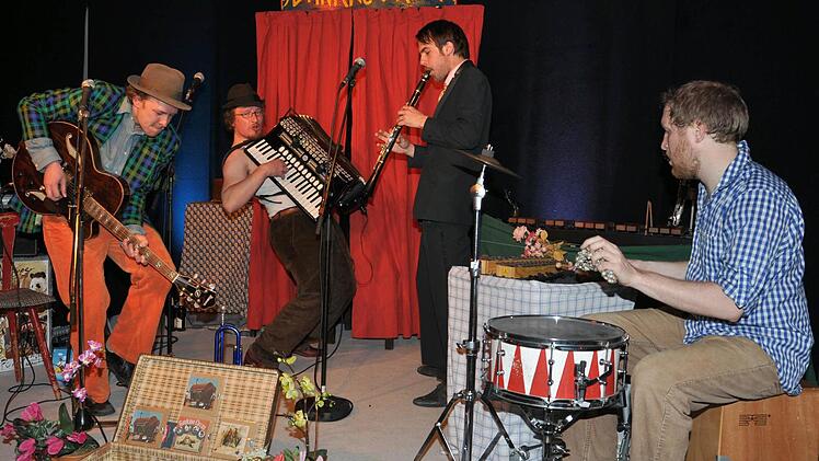 Die humorvollen und musikalisch wie technisch faszinierenden Musiker der Band "Gankino Circus", Ralf Wieland, Maximilian Eder, Simon Schorndanner und Johannes Sens (von links), stellen am Donnerstag, 23. Oktober, beim Kulturamt Haßfurt im Gewölbekeller der Stadthalle Haßfurt ihr neues Album "Franconian Boogaloo" vor.  Foto: Ulrike Langer