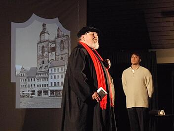 Kaiser Karl V (Heinz Petri) nimmt Lucas Cranach den Jüngeren (Manuel Unterburger) ins Gebet. Foto: Pauline Lindner