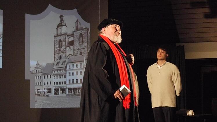 Kaiser Karl V (Heinz Petri) nimmt Lucas Cranach den Jüngeren (Manuel Unterburger) ins Gebet. Foto: Pauline Lindner