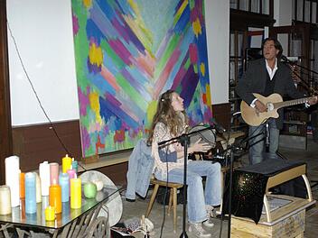Die "Rebellen" Thomas Busse und Julia Domenica (Foto), ein Duo, dessen Musik die Selbsttreue, den Eigensinn und das Nachdenken in den Mittelpunkt rückt.  Foto: Winfried Ehling