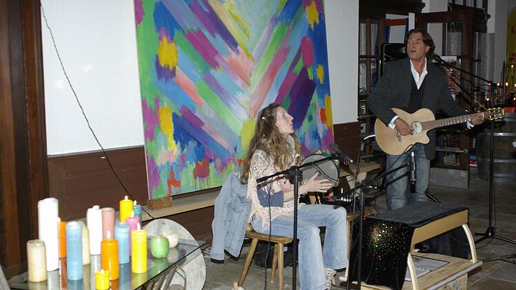 Die "Rebellen" Thomas Busse und Julia Domenica (Foto), ein Duo, dessen Musik die Selbsttreue, den Eigensinn und das Nachdenken in den Mittelpunkt rückt.  Foto: Winfried Ehling