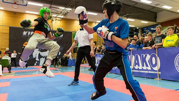 Der Harsdorfer Kickboxer Steven Richter setzt einen Fußkick an.  Foto: Martin Maguolo