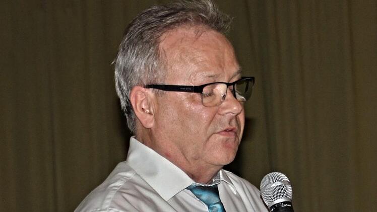 Geschäftsführer des BBV Hofheim, Manfred Kraus, bei der Ehrung.