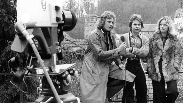 1977 hatte der berühmteste Kulmbacher seine große Karriere noch vor sich: Hier macht Thomas Gottschalk - inzwischen Ehrenbürger seiner Heimatstadt - Fernsehaufnahmen vor historischer Kulisse. Foto: Archiv Stephan Tiroch