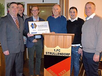 Von links: Stefan Schmitt, Kreisehrenamtsbeauftragter, Andreas Lang, Ehrenamtsbeauftragter des 1. FC Strullendorf, Strullendorfs Bürgermeister Wolfgang Desel sowie vom Vorstand Richard Rödel und Michael Dörr und Wolfgang Müller, der für die Mitgliederverwaltung im Verein zuständig ist  Foto: A. Spörlein