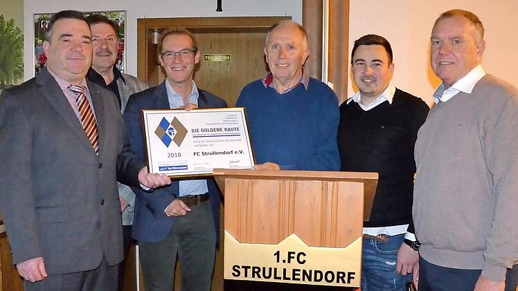 Von links: Stefan Schmitt, Kreisehrenamtsbeauftragter, Andreas Lang, Ehrenamtsbeauftragter des 1. FC Strullendorf, Strullendorfs Bürgermeister Wolfgang Desel sowie vom Vorstand Richard Rödel und Michael Dörr und Wolfgang Müller, der für die Mitgliederverwaltung im Verein zuständig ist  Foto: A. Spörlein