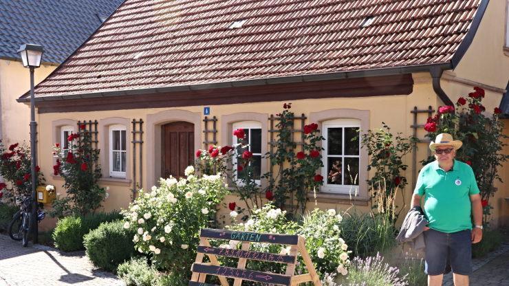 Ein zufriedener Gemeinderat: Eberhard Vogel vor dem "Hüttla", dem Jugendhaus in Wasmuthhausen Helmut Will