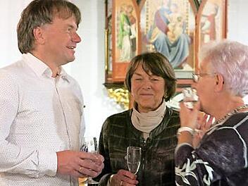 Gemeindereferent Martin Förtsch im Gespräch mit Marga Spranger und Ella Weiß (v. l.) Foto: Thomas Weiß