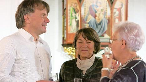 Gemeindereferent Martin Förtsch im Gespräch mit Marga Spranger und Ella Weiß (v. l.) Foto: Thomas Weiß