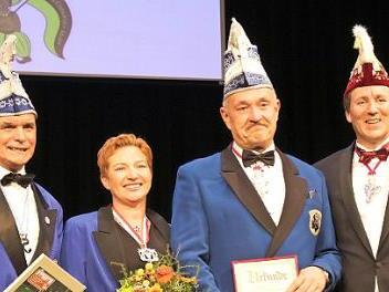 Marco Anderlik (rechts) ehrte Andrea Trommer und Matthias Schikora (Zweiter von rechts). Foto: Michael Stelzner