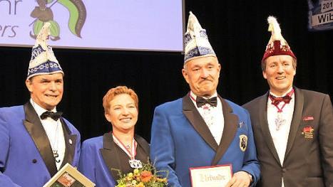 Marco Anderlik (rechts) ehrte Andrea Trommer und Matthias Schikora (Zweiter von rechts). Foto: Michael Stelzner