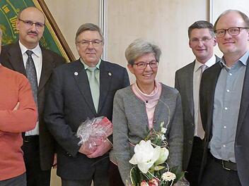 Die Verabschiedung (von links): Dirigent Erich Staab, Peter Knorr, Helmut Schübel, seine Ehefrau Ulrike, Markus Schuster und der neue Vorsitzende Michael Schuster  Fotos: Heid Amon