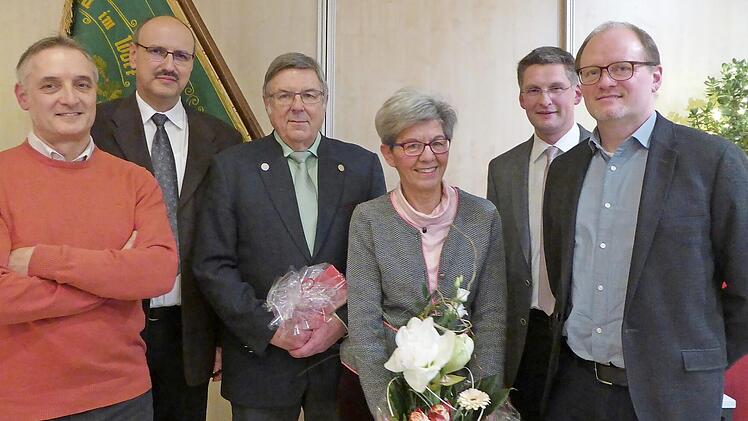 Die Verabschiedung (von links): Dirigent Erich Staab, Peter Knorr, Helmut Schübel, seine Ehefrau Ulrike, Markus Schuster und der neue Vorsitzende Michael Schuster  Fotos: Heid Amon