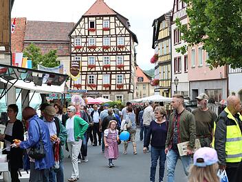 Der Kapitelsmarkt in der Hauptstraße ist fester Bestandteil des Stadtfestes. Auch wenn "Musik und Märkte heuer ausfallen muss, der Markt könnte in einer alternativen Form stattfinden. Die Stadtverwaltung arbeitet dran. Archiv/Thomas Malz