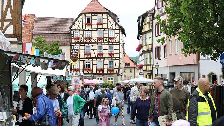 Der Kapitelsmarkt in der Hauptstraße ist fester Bestandteil des Stadtfestes. Auch wenn "Musik und Märkte heuer ausfallen muss, der Markt könnte in einer alternativen Form stattfinden. Die Stadtverwaltung arbeitet dran. Archiv/Thomas Malz