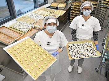 Anja Wolf (links) und Karin Deikert und ihr Back-Werk: ein Teil der 8400 Weihnachtsplätzchen für die Patienten des Uni-Klinikums Erlangen Foto: Franziska Männel/Uni-Klinikum Erlangen