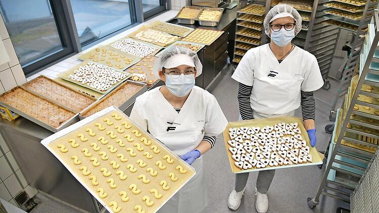 Anja Wolf (links) und Karin Deikert und ihr Back-Werk: ein Teil der 8400 Weihnachtsplätzchen für die Patienten des Uni-Klinikums Erlangen Foto: Franziska Männel/Uni-Klinikum Erlangen