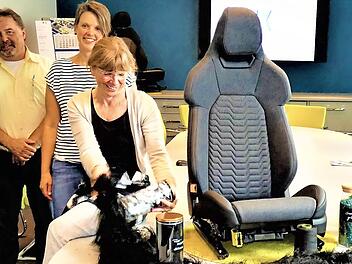 Die Freude in der hauseigenen Design- und Entwicklungsabteilung über das gelungene Produkt für den Stoffbezug des Audi E-tron GT war groß: Von links im Bild sind Horst Wehner, Manuela Exner und Annette Weber.