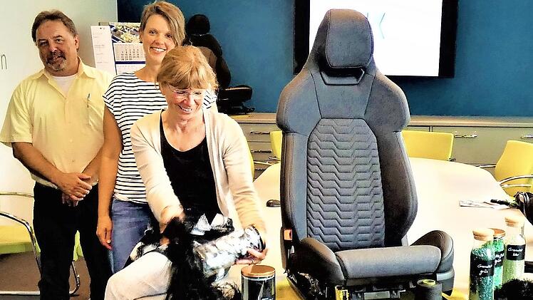 Die Freude in der hauseigenen Design- und Entwicklungsabteilung über das gelungene Produkt für den Stoffbezug des Audi E-tron GT war groß: Von links im Bild sind Horst Wehner, Manuela Exner und Annette Weber.