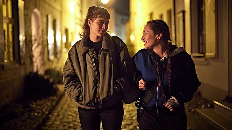Martha (Lo Rivera, rechts) und Jule (Sophie Pfennigstorf) verstehen sich gut. Doch was wird geschehen, wenn Martha erfährt, dass ihr neue Seelenverwandte Polizistin ist und gegen sie und ihre Freundinnen ermittelt?