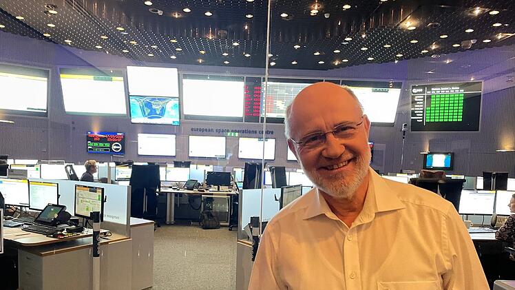 Zu Besuch bei der ESA: Harald Lesch lässt sich die Arbeit mit den Wetter-Satelliten genauer erklären.