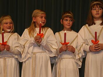 Vorschulkinder haben sich als Engel verkleidet und sangen "Kling, Glöckchen, klingelingeling".  Fotos: Sonja Adam