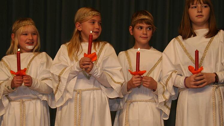 Vorschulkinder haben sich als Engel verkleidet und sangen "Kling, Glöckchen, klingelingeling".  Fotos: Sonja Adam