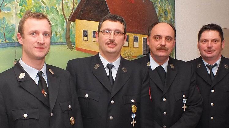Für 25 Jahre aktiven Dienst geehrt (von links): der stellvertretender Kommandant Udo Weingärtner mit Norbert Borst, Stefan Straus und dem Vorsitzenden Rainer Borst.