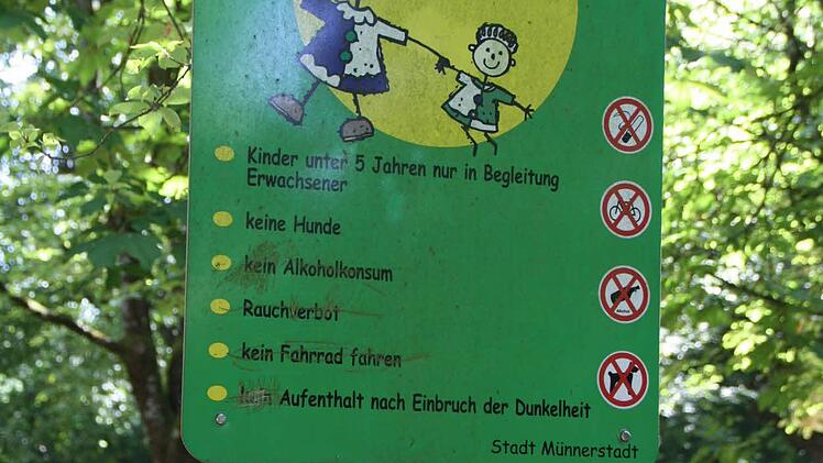 Auch das Hinweisschild ist beschmiert. Foto: Ralf Ruppert