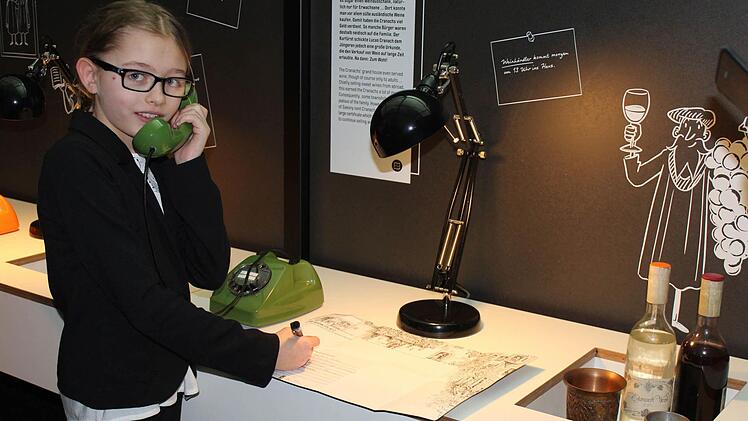 Die neunjährige Hanna ist dabei, den Terminkalender der Cranachs zu vervollständigen. Gerade hatte sie einen unzufriedenen Kunden am Telefon. Foto: Mariell Dörrschmidt
