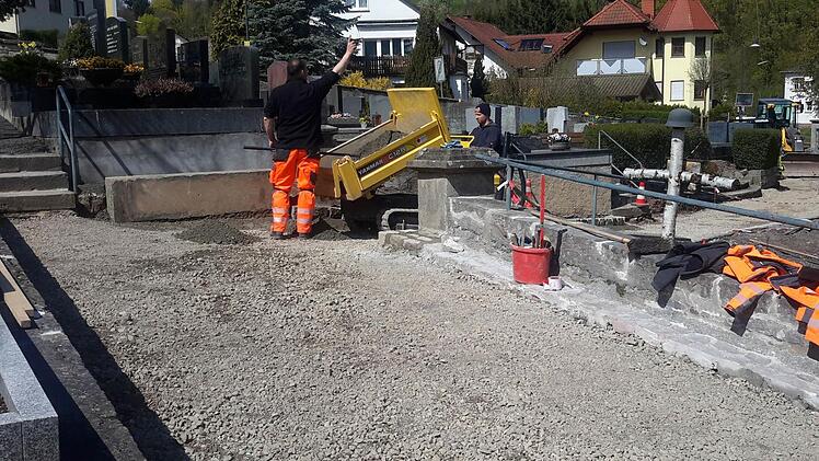Dem Ziel eines barrierefreien Friedhofs kommt man in der Stadt stückweise näher. Mit der Schaffung eines behindergerechten Zugangs wurde im vergangenen Jahr der erste Schritt gemacht. Momentan werden die Hauptwege gepflastert.Foto: Rolf Pralle